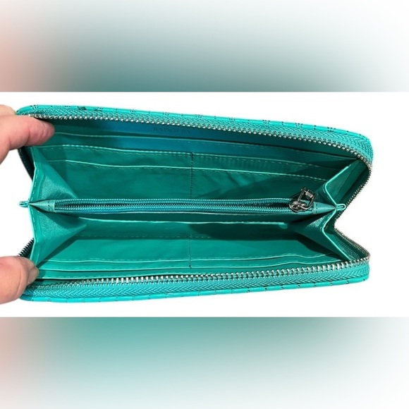 NWT Badgley Mischka Quilted Chevron Pattern Large Vegan Wallet in Turquoise - Picture 4 of 5